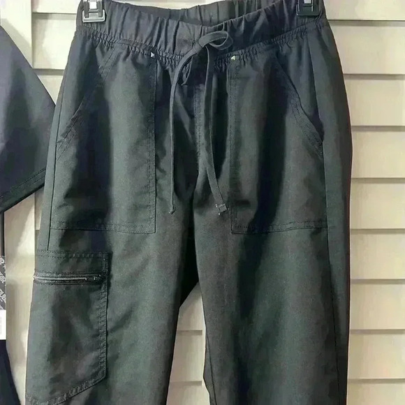 Scrubstar Ultimate Crisscross V-Neck Top & Yoga Cargo Joggers Size XS Black NWT - Picture 7 of 16